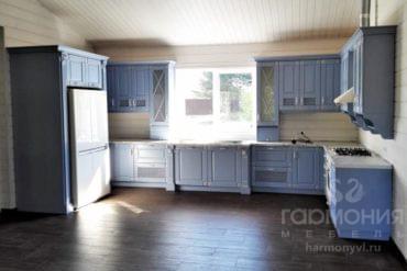 Белая кухня в синем интерьере